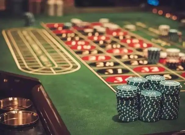 Tampilan live casino dengan dealer asli dan interaksi real-time di aplikasi gb77